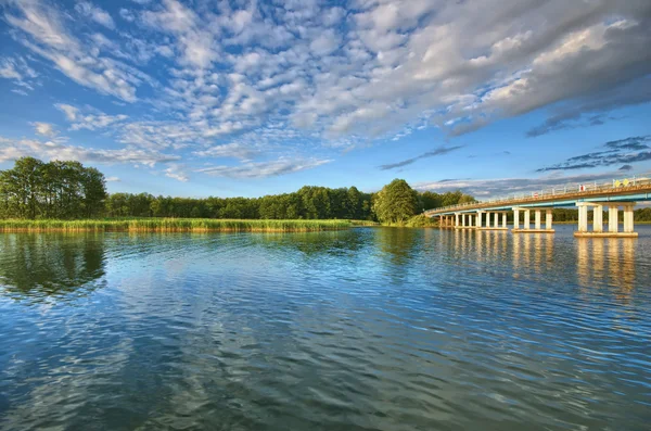 Puente en el lago — Foto de Stock