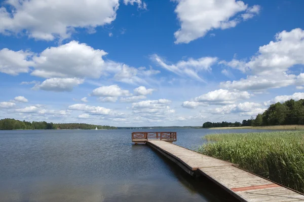 Embarcadero vacío en el lago — Foto de Stock