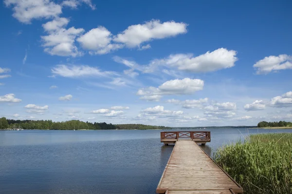 Jetty vazio no lago — Fotografia de Stock