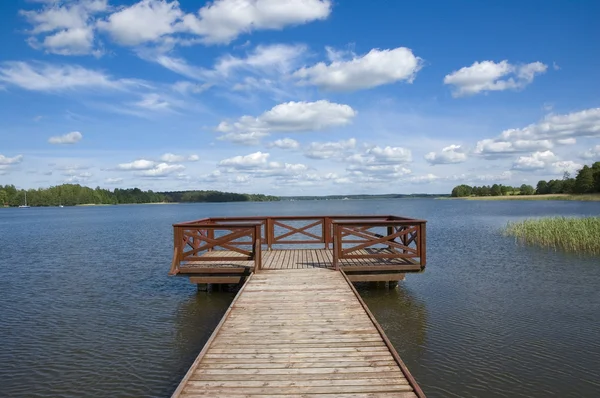 Pusty molo nad jeziorem — Zdjęcie stockowe