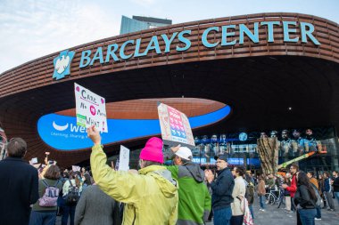 Barclay Center, Brooklyn, New York, ABD 05-03-2022 protestocuları ellerinde tabela tutuyorlar.