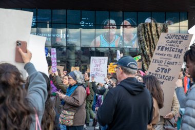Barclay Center, Brooklyn, New York, ABD 05-03-2022 protestocuları ellerinde tabela tutuyorlar.