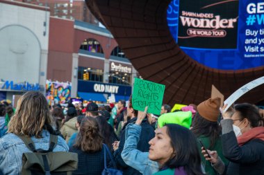 Barclay Center, Brooklyn, New York, ABD 05-03-2022 protestocuları ellerinde tabela tutuyorlar.