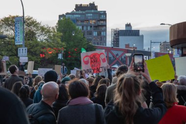 Barclay Center, Brooklyn, New York, ABD 05-03-2022 protestocuları ellerinde tabela tutuyorlar.