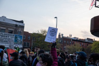 Barclay Center, Brooklyn, New York, ABD 05-03-2022 protestocuları ellerinde tabela tutuyorlar.
