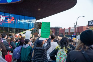 Barclay Center, Brooklyn, New York, ABD 05-03-2022 protestocuları ellerinde tabela tutuyorlar.