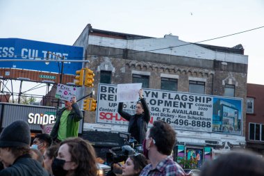 Barclay Center, Brooklyn, New York, ABD 05-03-2022 protestocuları ellerinde tabela tutuyorlar.