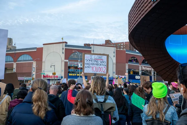 Barclay Center, Brooklyn, New York, ABD 05-03-2022 protestocuları ellerinde tabela tutuyorlar.