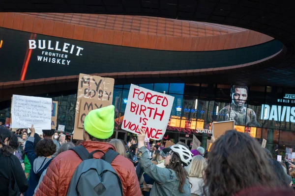 Barclay Center, Brooklyn, New York, ABD 05-03-2022 protestocuları ellerinde tabela tutuyorlar.