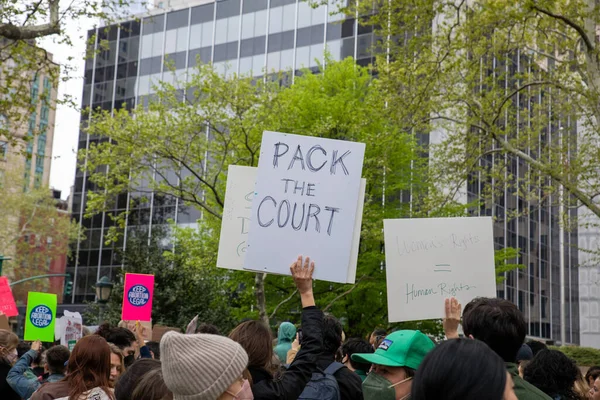 美国纽约州福里广场 一名年轻女子举着印有 包装法庭 字样的纸板标志 她手持标牌 — 图库照片