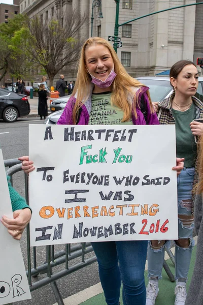 Young Female Holding Cardboard Sign Words Heartfelt Fuck You Everyone — Stock fotografie