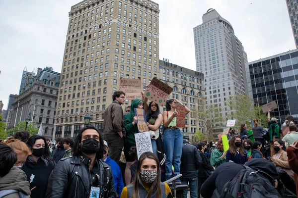 2022年3月5日 一群手持纸牌的抗议者举着标牌 位于纽约州纽约市Foley广场 — 图库照片