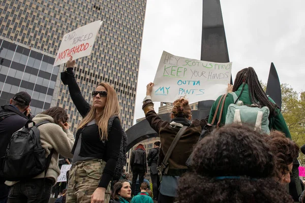 2022年3月5日 美国纽约州福里广场 一名年轻女子举着印有 结束强迫母亲 字样的纸板标语 抗议群众手持标语 — 图库照片
