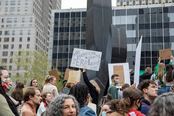 Crowd Holding Cardboard Sign Foley Square New York Usa 2022 — Stockfoto