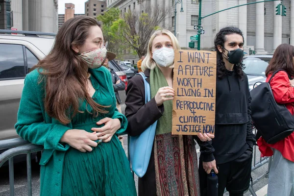 Genç bir kadın elinde karton bir levha ile 