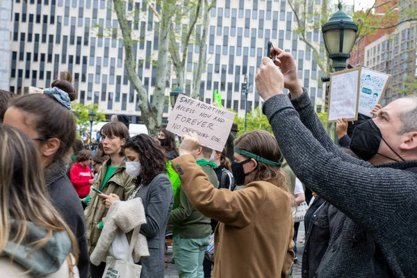 2022年3月5日 在纽约州福里广场 一名年轻女性拿着印有 安全堕胎 永远不能推翻Roe 字样的纸牌 抗议群众手持标牌 — 图库照片