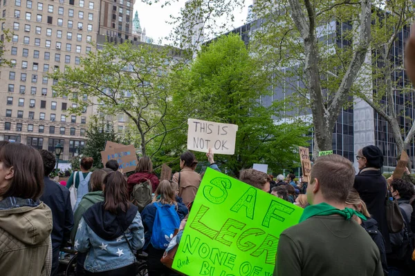 Una Joven Mujer Sosteniendo Cartel Cartón Con Las Palabras Esto — Foto de Stock