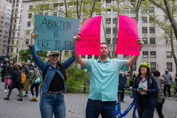 Young Couple Holding Cardboard Sign Words Keep Abortion Legal Written — Foto de Stock