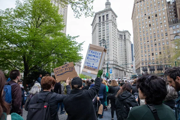 Crowd Holding Cardboard Sign Foley Square New York Usa 2022 — Fotografia de Stock