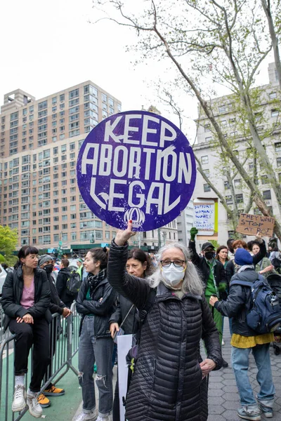 美国纽约州福里广场上 一名年轻女子举着印有 立即让堕胎合法化 字样的纸板标志 她的标语上印有 让堕胎合法化 — 图库照片