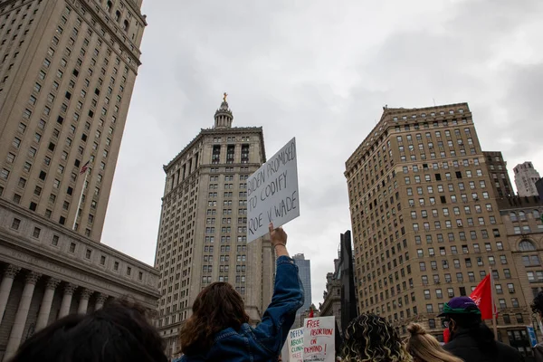 Biden Promomed Codify Roe Wade という文字が書かれた段ボールの看板を持った若い女性がニューヨーク州フォリースクエアで書かれています 2022署名を保持する抗議者 — ストック写真