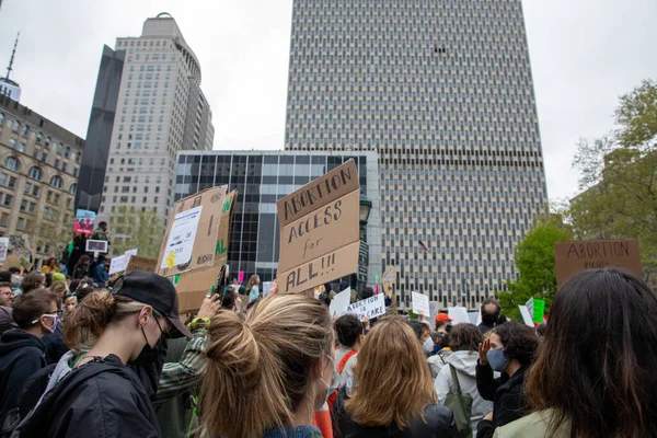 一个拿着硬纸板标牌写着 人人都能堕胎 的年轻女性 写在上面的Foley广场上 美国纽约 2022年3月5日抗议者手持标语 — 图库照片