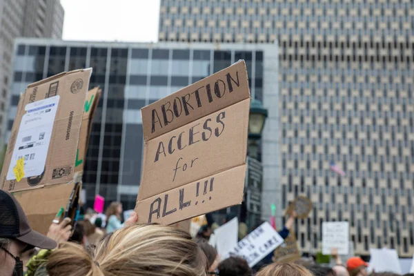 中絶Access All という言葉が書かれた段ボールの看板を持つ若い女性が それに書かれているフォリースクエア ニューヨーク 米国05 2022抗議者が標識を保持 — ストック写真