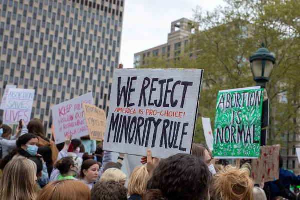 Crowd Holding Cardboard Sign Foley Square New York Usa 2022 — Stok fotoğraf