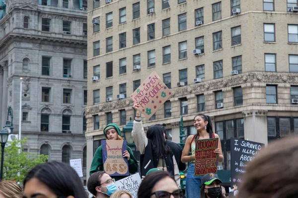 Uma Jovem Segurando Cartaz Com Palavras Pro Women Pro Choice — Fotografia de Stock