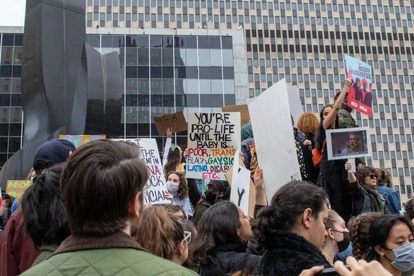 Una Multitud Sosteniendo Cartel Cartón Foley Square Nueva York Estados —  Fotos de Stock