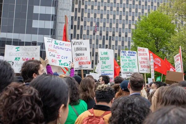 Una Multitud Sosteniendo Cartel Cartón Foley Square Nueva York Estados —  Fotos de Stock