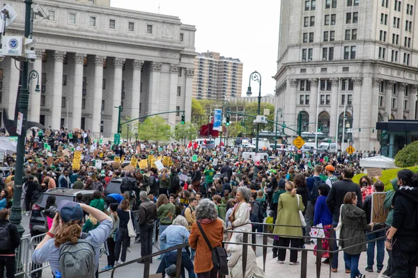 2022年3月5日 一群手持纸牌的抗议者举着标牌 位于纽约州纽约市Foley广场 — 图库照片