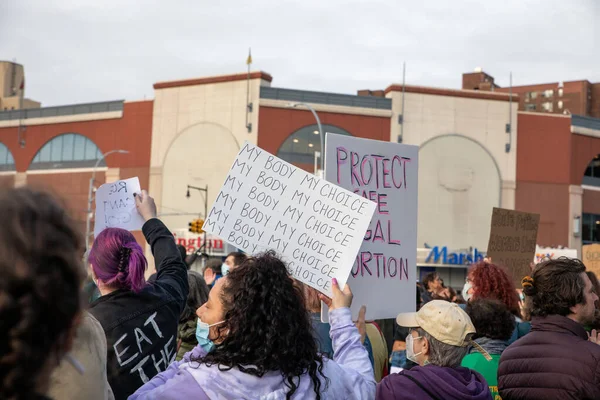 Barclays Center, Brooklyn, New York, ABD 05-03-2022 Protestocuları 'nda üzerinde 