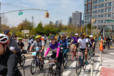 Brooklyn 'deki Beş Boro Bisiklet Turu' na motorcular katılıyor.