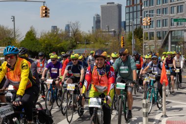 Brooklyn 'deki Beş Boro Bisiklet Turu' na motorcular katılıyor.