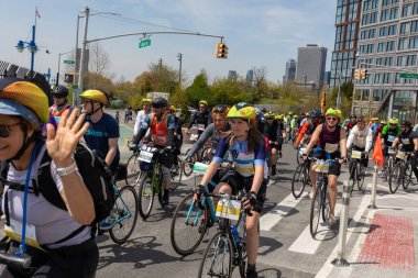 Brooklyn 'deki Beş Boro Bisiklet Turu' na motorcular katılıyor.