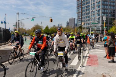 Brooklyn 'deki Beş Boro Bisiklet Turu' na motorcular katılıyor.