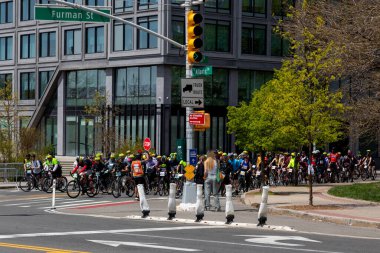 Brooklyn 'deki Beş Boro Bisiklet Turu' na motorcular katılıyor.