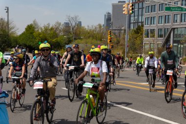 Brooklyn 'deki Beş Boro Bisiklet Turu' na motorcular katılıyor.