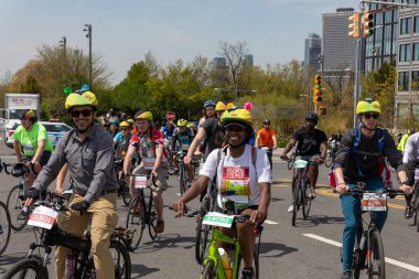 Brooklyn 'deki Beş Boro Bisiklet Turu' na motorcular katılıyor.