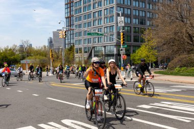 Brooklyn 'deki Beş Boro Bisiklet Turu' na motorcular katılıyor.