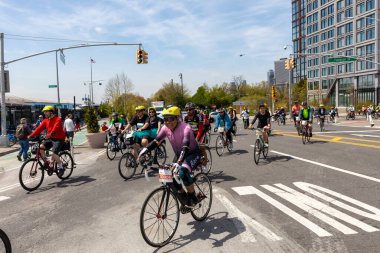 Brooklyn 'deki Beş Boro Bisiklet Turu' na motorcular katılıyor.