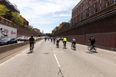 BQE 'deki Beş Boro Bisiklet Turu' na katılan motorcular