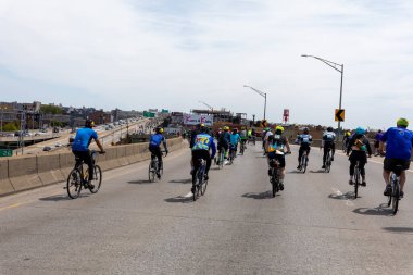 BQE 'deki Beş Boro Bisiklet Turu' na katılan motorcular