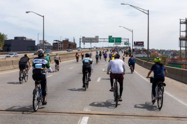 BQE 'deki Beş Boro Bisiklet Turu' na katılan motorcular