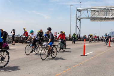 BQE 'deki Beş Boro Bisiklet Turu' na katılan motorcular