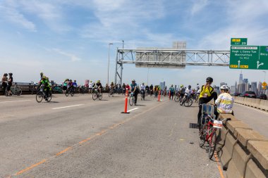 BQE 'deki Beş Boro Bisiklet Turu' na katılan motorcular
