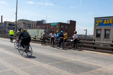BQE 'deki Beş Boro Bisiklet Turu' na katılan motorcular