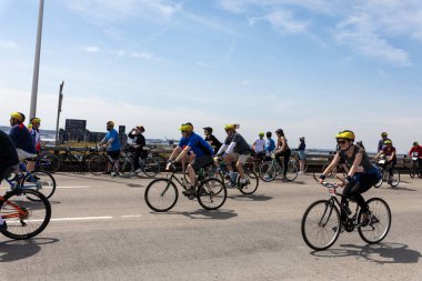 BQE 'deki Beş Boro Bisiklet Turu' na katılan motorcular