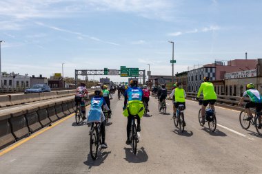 BQE 'deki Beş Boro Bisiklet Turu' na katılan motorcular